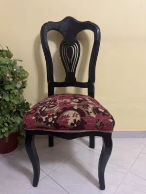 للبيع 6 كراسي سفرة و نيش