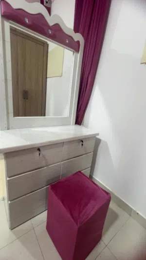 تسريحة مع كرسي التسريحة