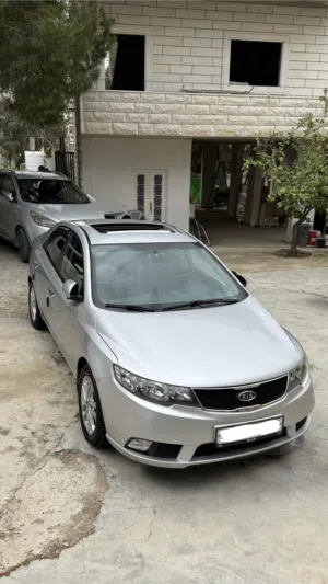 كيا فورتي موديل 2013 عداد قليل 100 كيلو مع فتحة سقف