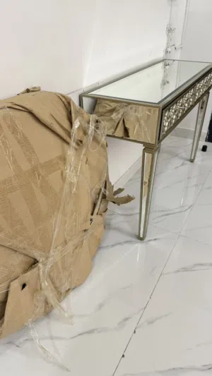 طاولة ومرايا مدخل بيت