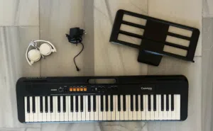 بحالة ممتازة واستعمال خفيف جداً - Casio CT-S100 بيانو تحت الكفالة كاسيو