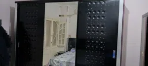غرفة نوم عمولة حالة ممتازة جدا عبارة عن دولاب جرار 3 ضلفة و تسريحة و 2 كمودينو وعلاقة ملابس للبيع