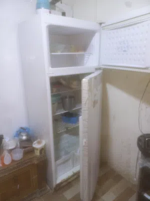ثلاجه شغاله كامله الحجم الكبير مع ظمان