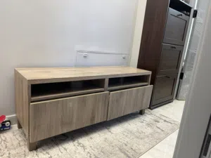طاولة تلفزيون بحالة ممتازه