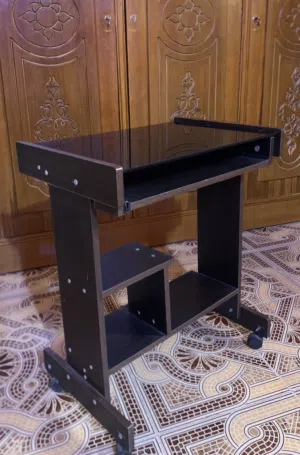 ميز حاسوب أو لابتوب أو دراسه