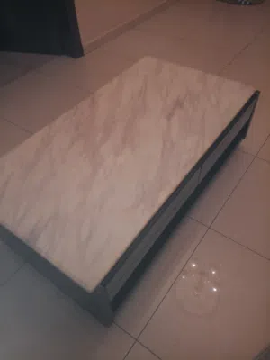 طاوله وسط عصريه بتصميم أنيق سطح رخام ابيض مطعم برمادي وخشب اسود +2 درج +رفوف داخليه بحاله ممتازه