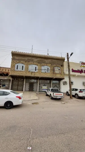 عقار مميـز وتجاري (( 451 م2 )) للبيع في الطـويســة على شارع 20م