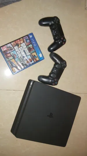 PS4 SLIM 500G مستعملة استعمال خفيف  معها   لعبتين وسيدي GTA V بليستيشن