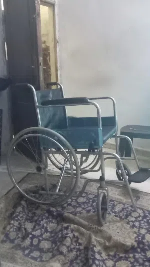 كرسي متحرك يصلح لل استخدام في الحمام