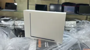 ماك بوك اير m5 الرام 16جيجا هارد 512ssd الشاشة 13 بوصة جديد كفالة سنه لدي الوكيل لون اسود