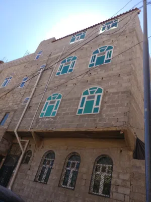 بيت لبنتين حر للبيع اربعه دور
