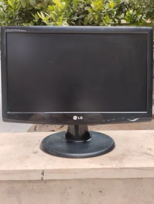 شاشة إل جي FLATRON مقاس 18.5 بوصة (LG Monitor) نوع الجهاز: شاشة عرض كمبيوتر LCD.