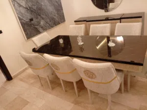 طاولة سفره 8 مقاعد للبيع