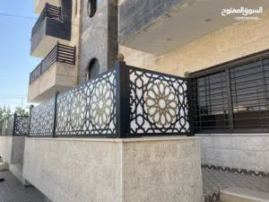 شقة طابق ارضي 160م مع ترس للبيع/ فوق مستوى الشارع / جديدة لم تسكن/ دفعة وأقساط / مواصفات وموقع مميز