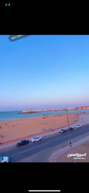 شقه غرفه وصاله وحمام ومطبخ وجلسه خارجيه مع اطلاله على البحر مباشر ،  الايجار شامل كل شيء