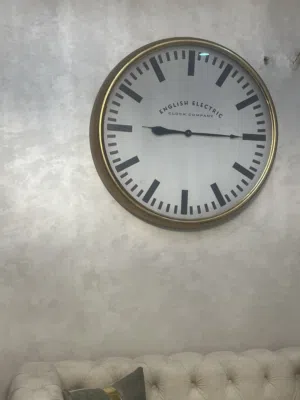 ساعة حائط كبيرة