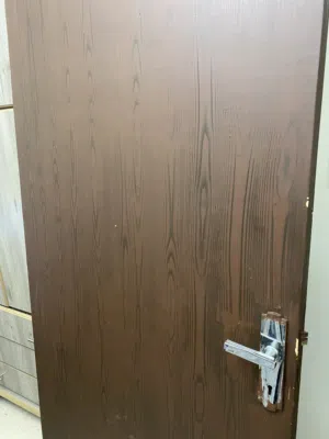 باب خشب بحالة جيدة