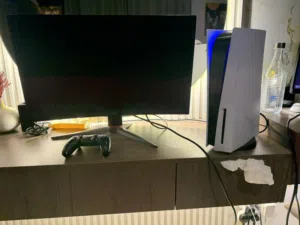 Ps5 with 1 controller and gaming monitor 240hz and no problem and 2 games with it