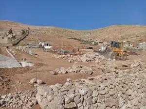 استصلاح الأراضي وبناء السلاسل الحجرية والأسوار الخارجية والبيوت والبرك السباحة وكافة أعمال المقاولات