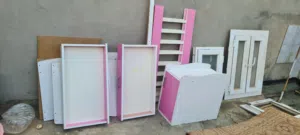 سرير مواليد مستعمل يحتاج شوي صيانة فيه زوز قجورة ودولاب صغير سعره 150 واصل