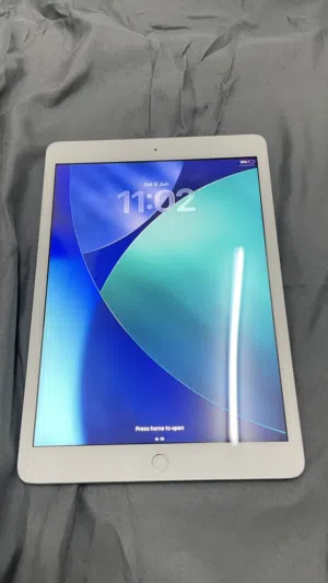 Apple iPad 8 128 GB in Dhofar