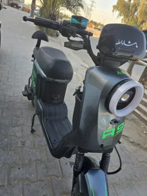 السلام عليكم دراجه شحن R9 ماركه AHE الدراجه نضيفه بطاريات 5 جدد مديل 2026 32 امبير عنبار دبلات رياضي