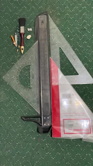 مساطر ومثلثات وادوات هندسية لمادة الرسم الهندسي