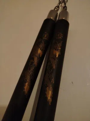 للبيع ننشاكو ب سعر 45 درهم بلون الاسود الفخم و مرسوم عليه تنين بلون ذهبي