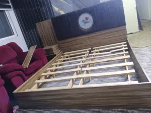 تخت مع كومنتين اشي نظيف خشب بلوط بسعر حرق تواصل عل الملاحظه