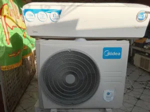 سبلت نوع ميديا مستعمل نظيف حجم طن ونص بلاد ماعدى مشحون غازR22 مع ملحقاته البايبات واريمونت الجوكر