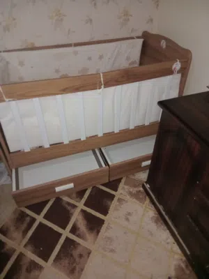 سرير طفل.               .