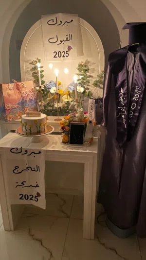 استاند ابيض طولي مع طاولتين