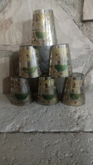 كسات نحاس مع نقش تحف