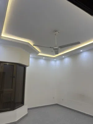شقة للايجار التجاري او السكني قرب مطعم الساعة