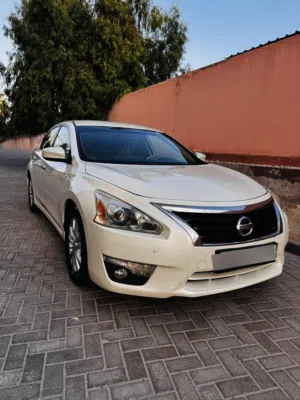 Excellent condition Nissan Altima 2014 single owner used car for sale.