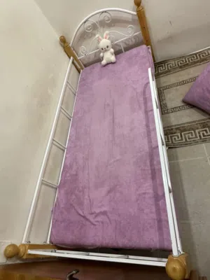 سرير اطفال حاله نظيفه جدا حديد