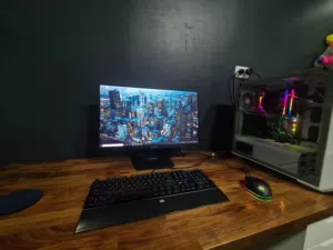 شاشة asus بحالة ممتازة