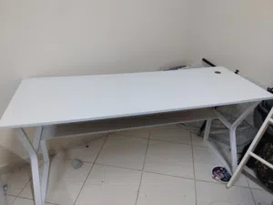 مكتب العاب او دراسه بلون ابيض بحرف K مستخدم به بعض الخدوش و لالوان