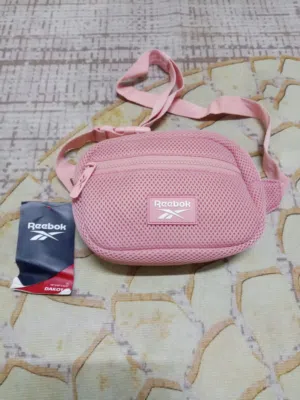 شنطة وحقيبة فاخرة وانيقة ريبوك Reebok للسيدات بحزام تثبيت على الخصر مصنوعة من القماش عالي الجودة