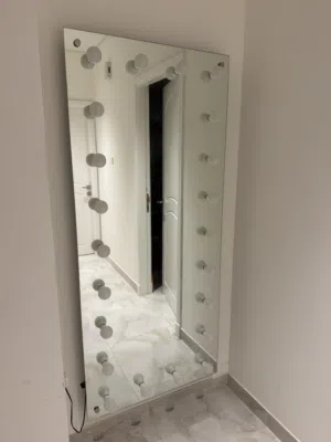 مرايه ب اضاءه بحجم كبير