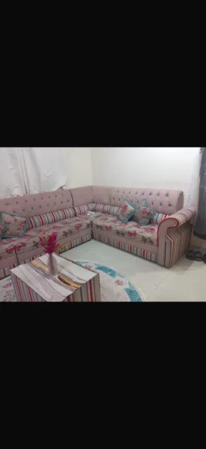 كنب شبه جديده مع طاوله وسجاده طقم