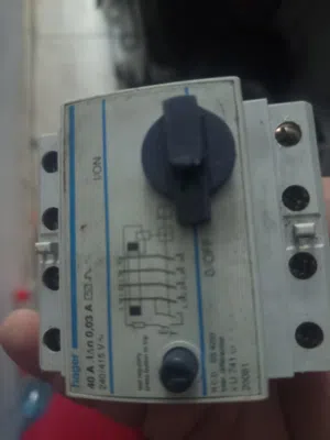 النوع: قاطع تيار متبقي (Residual Current Device - RCD).  التيار المقدر: 40 أمبير.  حساسية التسرب: 0.