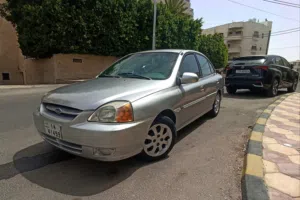 سيارة كيا ريو 2004 موديل صالون / سيدان فضي مرخصة ومجمركة مع كماليات حديثة