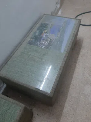 طقم طاولة وسط مع طربيزتين بتصميم مميز للبيع