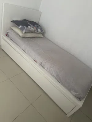للبيع سرير و ارفف من ايكيا