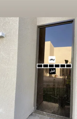 تنظيف واجهات زجاجية وفلل مستودعات