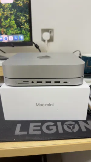 ماك ميني Apple M1 استعمال بسيط ونظيف مع الكرتون