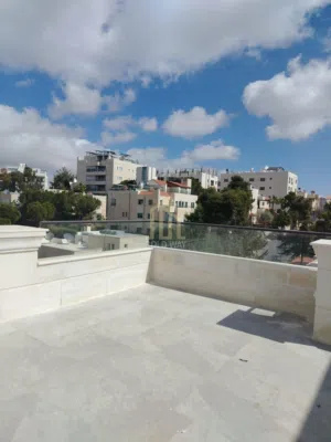 في أجمل مناطق الرابية شقة أخير مع روف 220م بسعر مميز / ref 1129