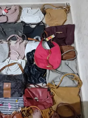 متوفر شناتي اوروبي الكميه 220 شنته تقريبا واغلبها مش ملبوس لسا عليها الليبل