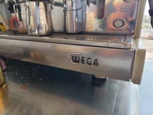 ماكينة كوفي باريستا ايطالي اوتوماتيك ، wega , معاها السوفتنر